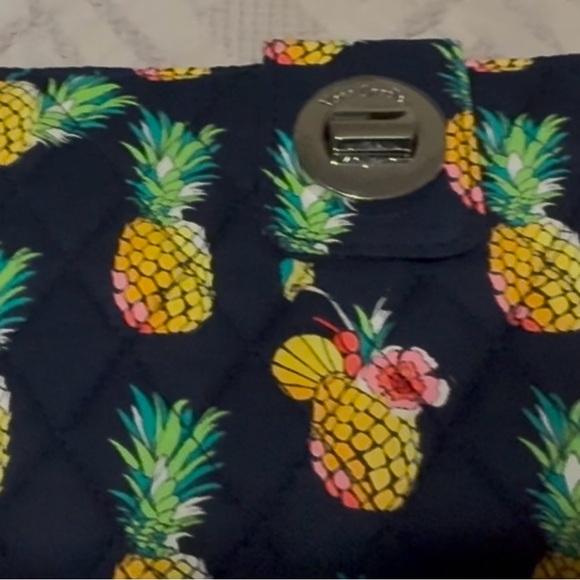 Women’s Vera Bradley RFID quilted clutch purse, navy w/pineapple, NWOT - Picture 2 of 8